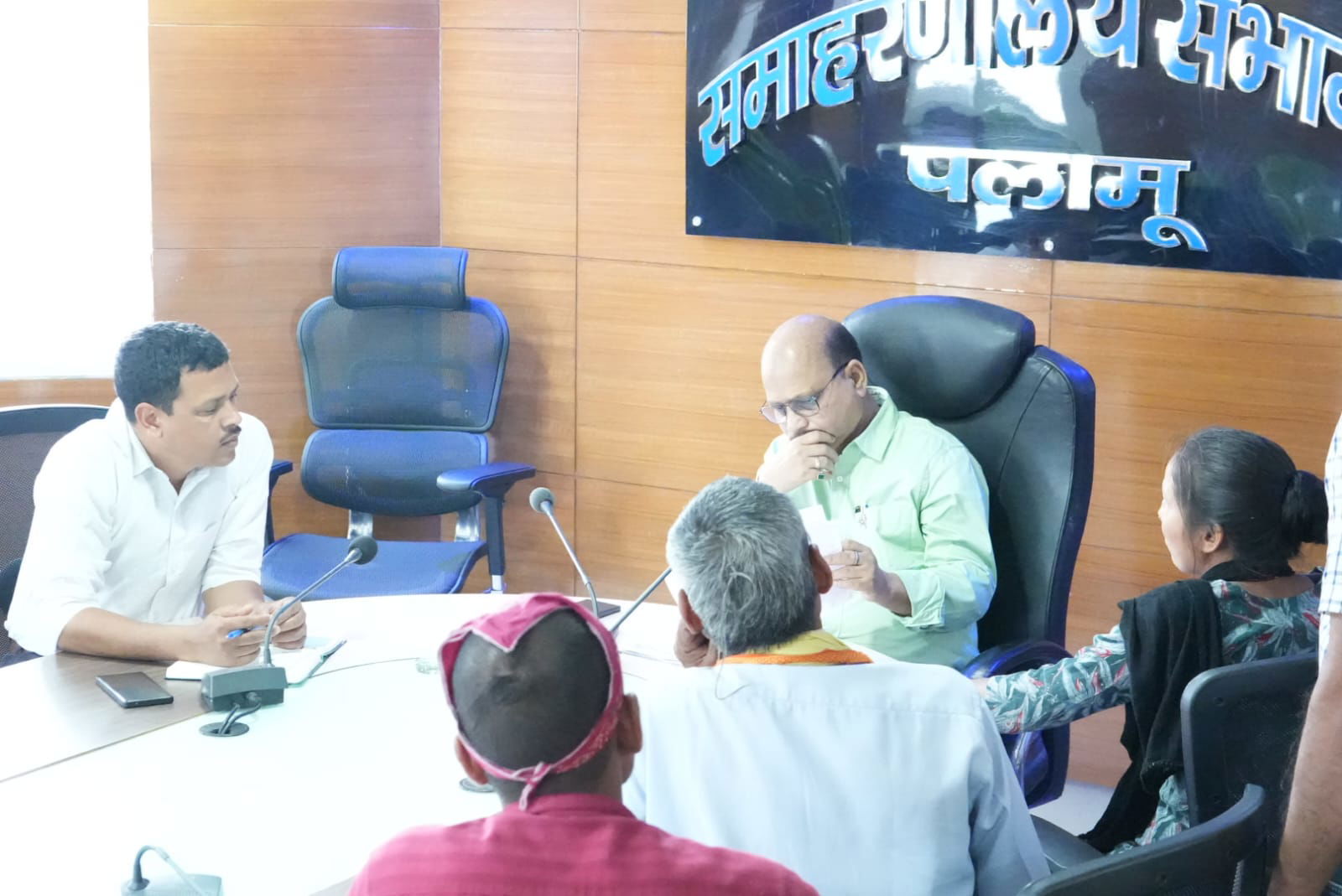 पलामूः अपर समाहर्ता ने जनता दरबार में सुनीं लोगों की समस्याएं