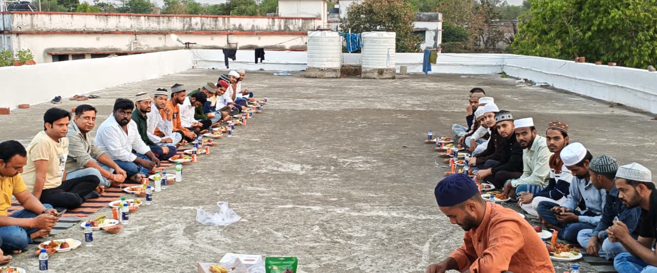 देवघर जिला युवा कांग्रेस की इफ्तार पार्टी में जुटे लोग