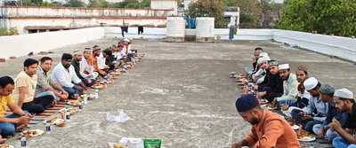 देवघर जिला युवा कांग्रेस की इफ्तार पार्टी में जुटे लोग