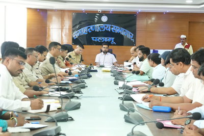 Palamu News : डीसी की समीक्षा बैठक, अवैध खनन रोकने व सड़क सुरक्षा बढ़ाने का निर्देश