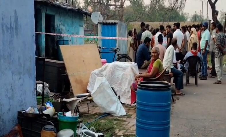 Dhanbad News : गोधर में तेज धमाके के साथ बना विशाल गोफ, तीन घरों में दरार, दहशत में लोग