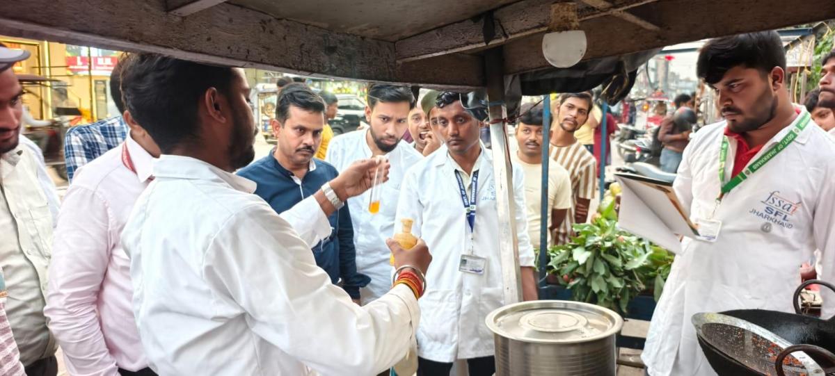 Giridih News : फूड सेफ्टी टीम ने की होटलों-मिठाई दुकानों की जांच, लिये सैंपल