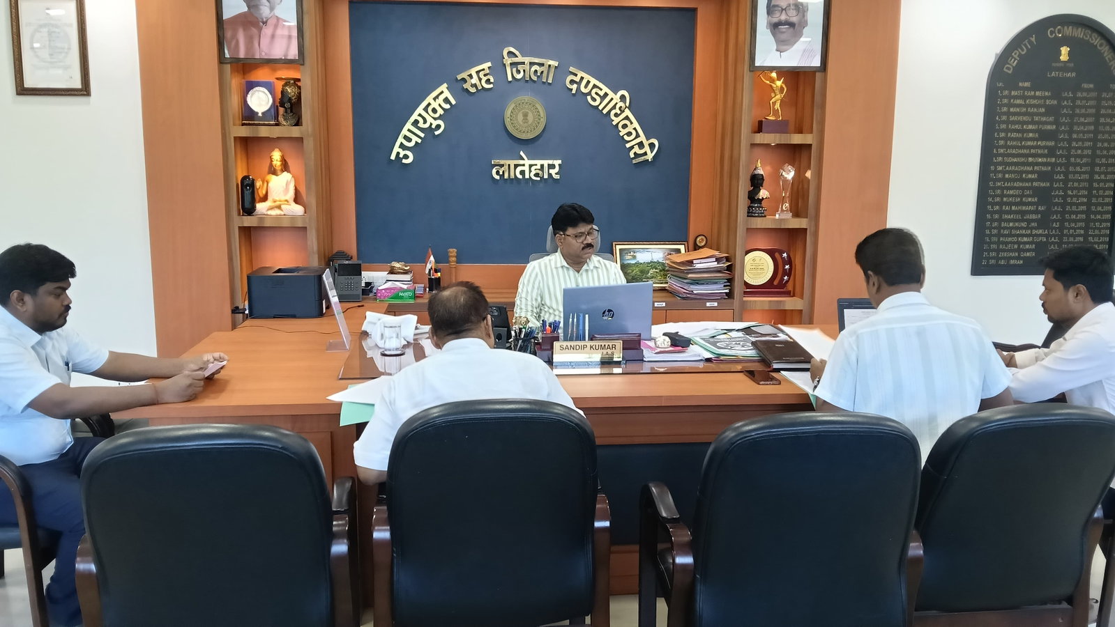 Latehar News : कोर्ट से जुड़े लंबित मामलों का जल्द निष्पादन करें- डीसी