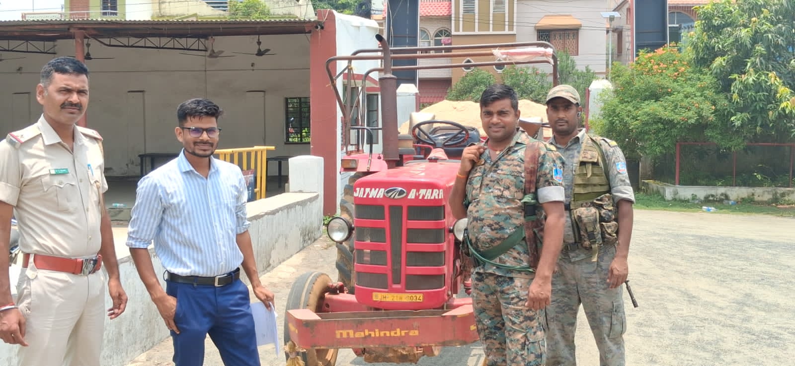 Jamtara News : अवैध बालू लदा ट्रैक्टर जब्त
