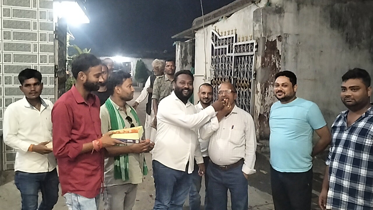 Latehar News : बैद्यनाथ राम की जीत पर जश्न, लोगों ने की आतिशबाजी