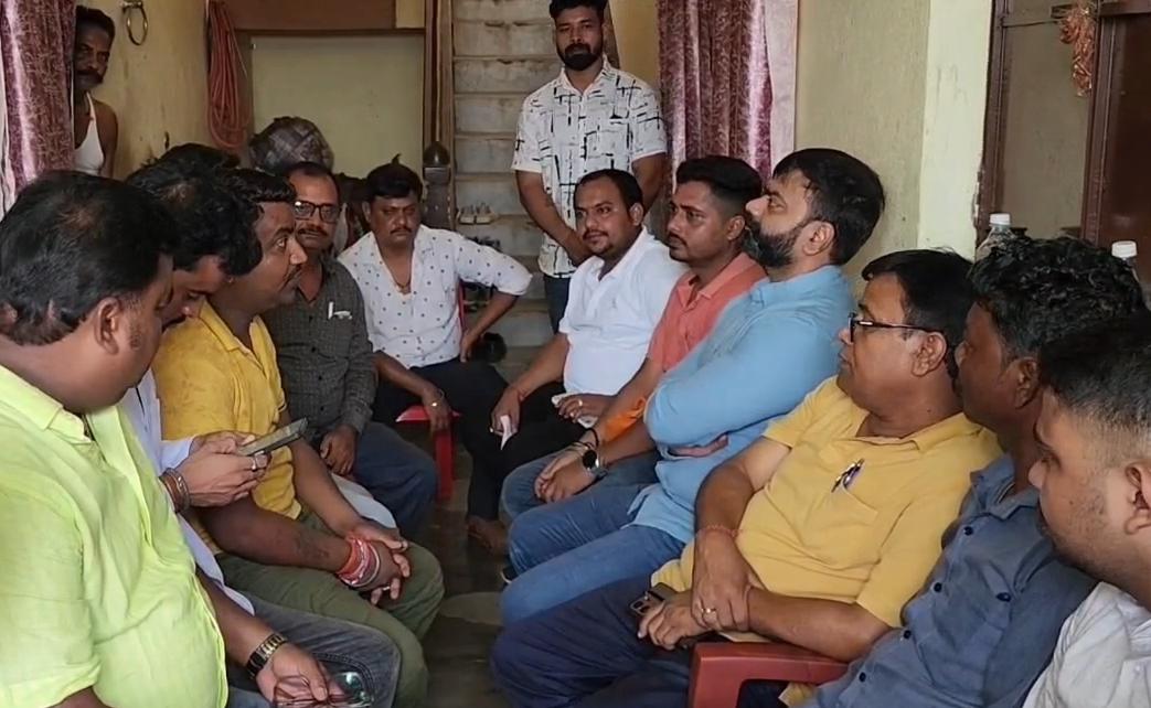 Dhanbad News : बाघमारा में मेयर समर्थक पर हमला, सिंह मेंशन ने विरोधियों पर साधा निशाना