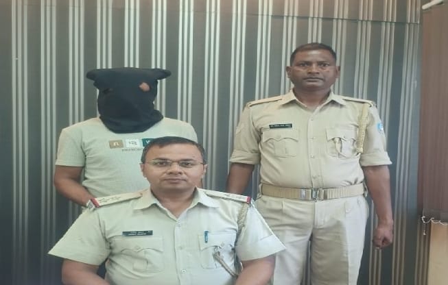 Saraikela News : आदित्यपुर में युवती के साथ दुष्कर्म व जबरन गर्भपात कराने का आरोपी गिरफ्तार