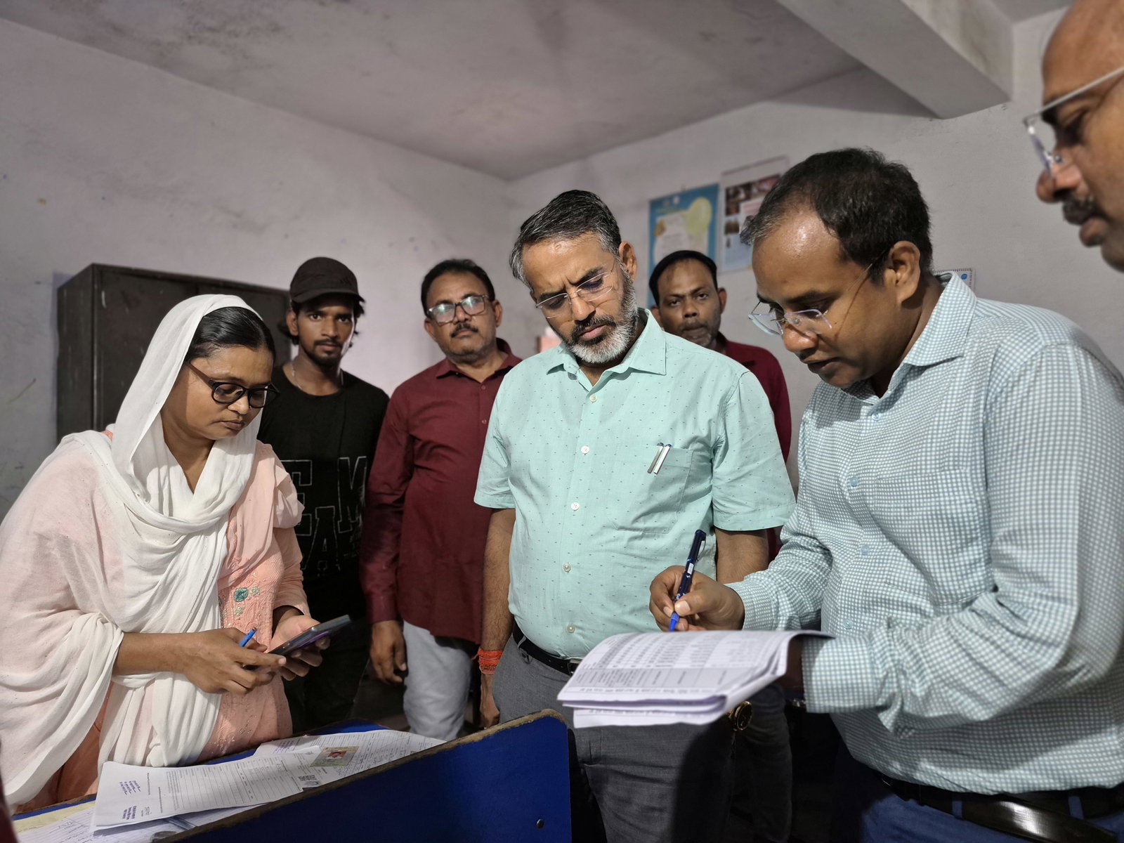 Giridih News : शहर के 185 बूथों पर SIR का दो दिवसीय विशेष शिविर, डीसी ने किया निरीक्षण