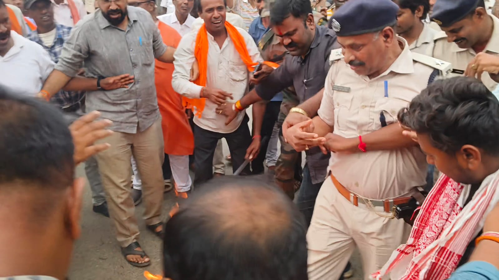 Jamtara News : भाजपाइयों ने फूंका स्वास्थ्य मंत्री का पुतला, पुलिस से देर तक हुई नोकझोंक