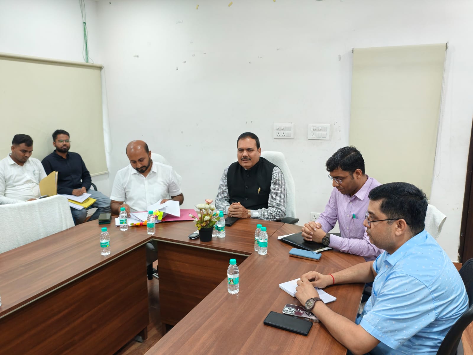 Ramgarh News : सूचना आयुक्त शिवपूजन पाठक पहुंचे रामगढ़, अधिकारियों संग की बैठक