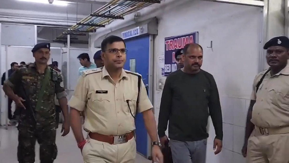 Dhanbad News : पुलिस मुठभेड़ में घायल प्रिंस खान के दो गुर्गे अस्पताल में भर्ती, एसएसपी ने की मुलाकात