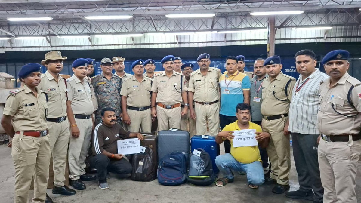 Dhanbad News : धनबाद स्टेशन पर 41 पैकेट गांजा के साथ 2 तस्कर गिरफ्तार