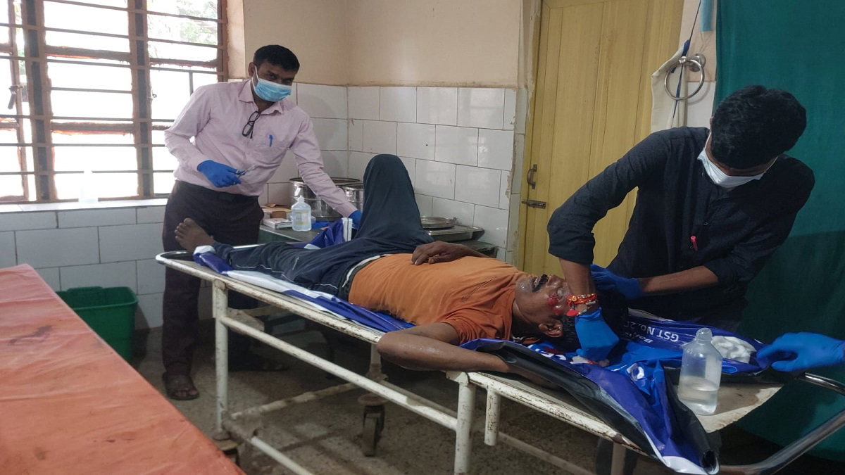 Jamtara News : तेज रफ्तार वाहन के धक्के से बाइक सवार मामा-भगिना घायल