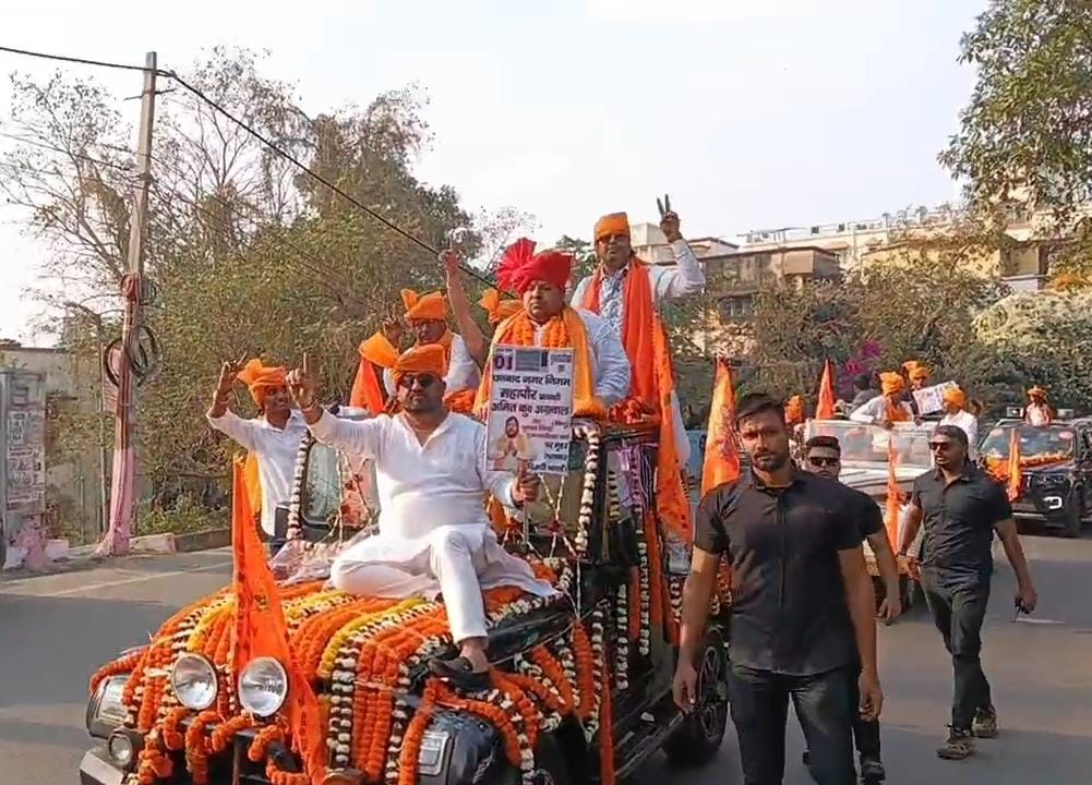 धनबादः मेयर प्रत्याशी अमित अग्रवाल का शक्ति प्रदर्शन, रैली निकाल मांगा समर्थन