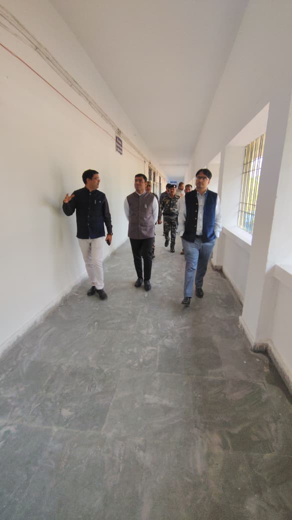 रामगढ़ः डीसी ने डिस्पैच सेंटर, स्ट्रांग रूम व मतगणना केंद्र का किया निरीक्षण