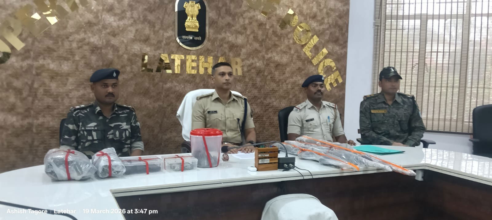 लातेहारः गिरफ्तार माओवादियों की निशानदेही पर इंसास व सेमी राइफल बरामद