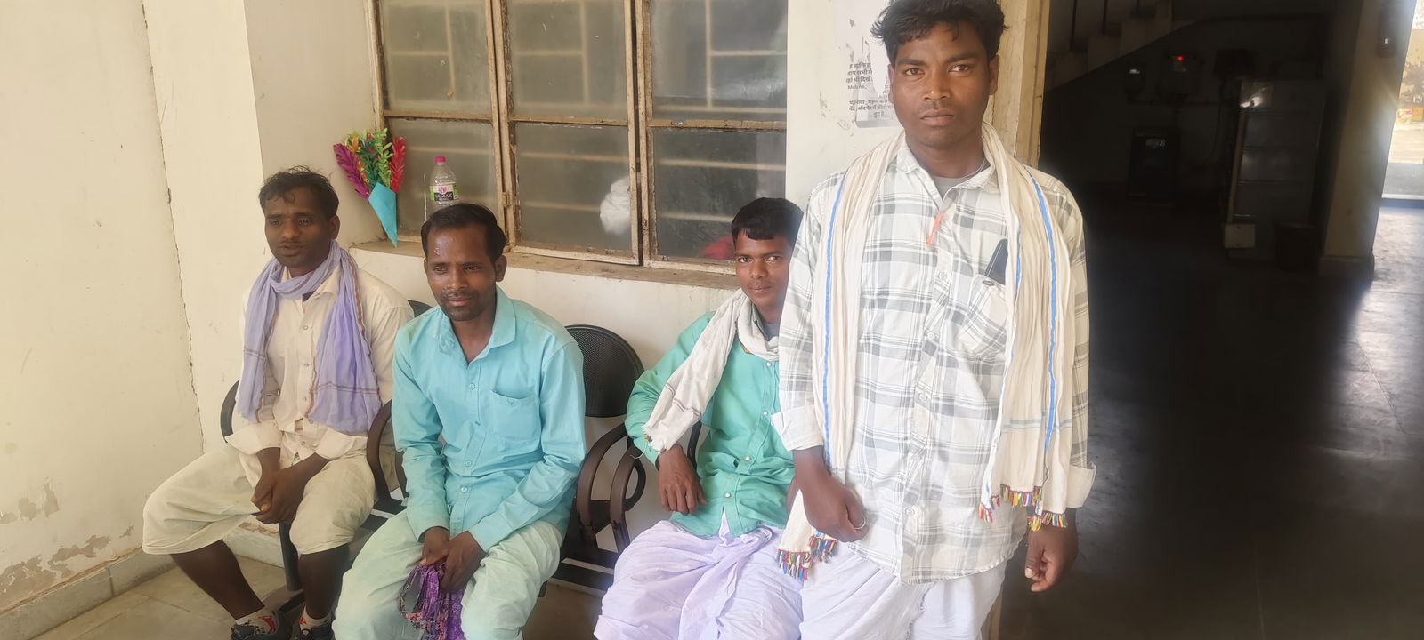 चाईबासाः ग्रामीणों ने बच्चा चोर के संदेह में 4 युवकों को पकड़ा, पुलिस ने छुड़ाया