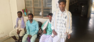 चाईबासाः ग्रामीणों ने बच्चा चोर के संदेह में 4 युवकों को पकड़ा, पुलिस ने छुड़ाया