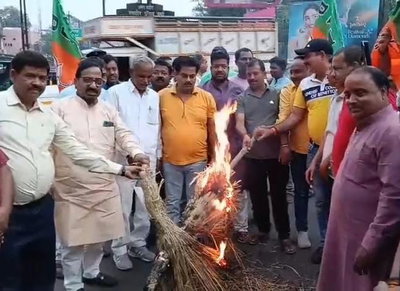 धनबादः सीएम के बयान पर भड़की भाजपा, किया पुतला दहन