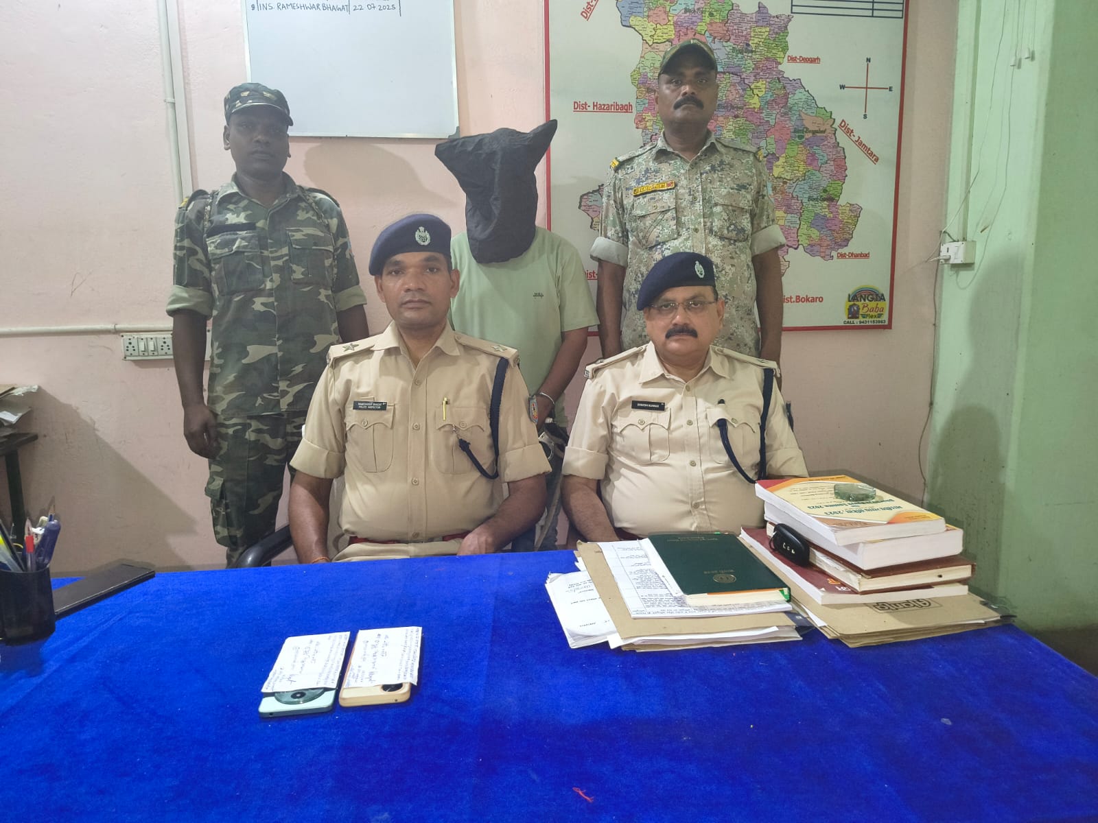 Giridih News : गांडेय में जंगल से साइबर अपराधी गिरफ्तार, दो मोबाइल बरामद