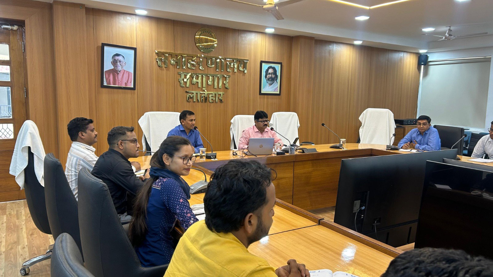 Latehar News : गैस वितरण में पारदर्शिता बरतें एजेंसियां, वर्ना होगी कार्रवाई- डीसी