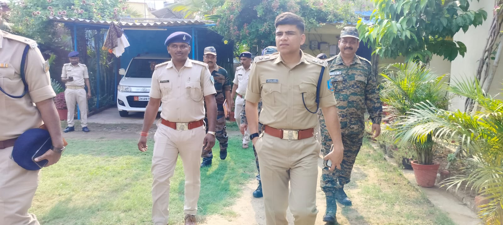 Ramgarh News : एसपी ने गोला व बरलंगा थाना का किया निरीक्षण, लंबित कांडों का जल्द निष्पादन  का निर्देश