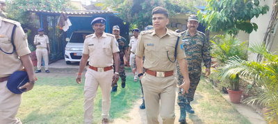 Ramgarh News : एसपी ने गोला व बरलंगा थाना का किया निरीक्षण, लंबित कांडों का जल्द निष्पादन  का निर्देश