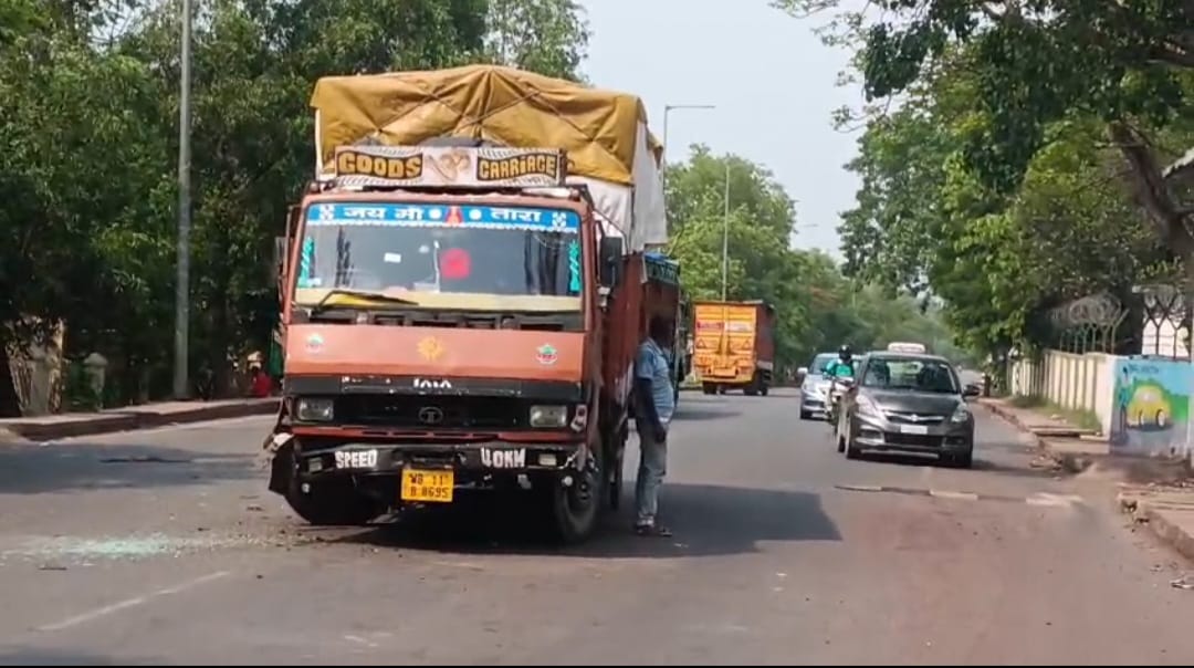 Saraikela News : बेकाबू ट्रक ने मैजिक वाहन को मारी टक्कर, फिर डिवाइडर व सीमेंट मिक्सर से भिड़ा