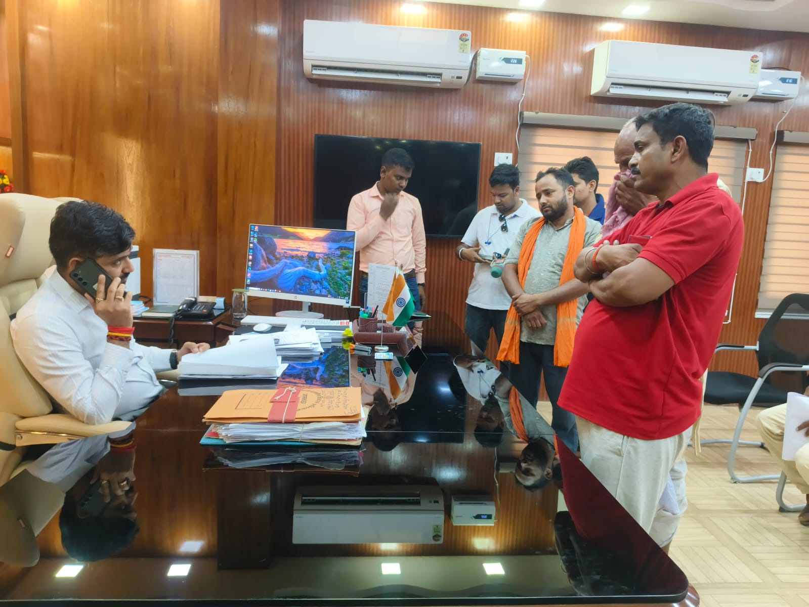 Jamtara News : दुधारू गायों को छुड़ाने की गुहार लेकर पहुंचा फरियादी, डीसी ने SDO को लगाई फटकार
