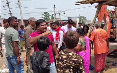 Dhanbad News : कतरास हटिया में चला निगम का बुलडोजर, अतिक्रमण हटाने पर दुकानदारों ने किया हंगामा
