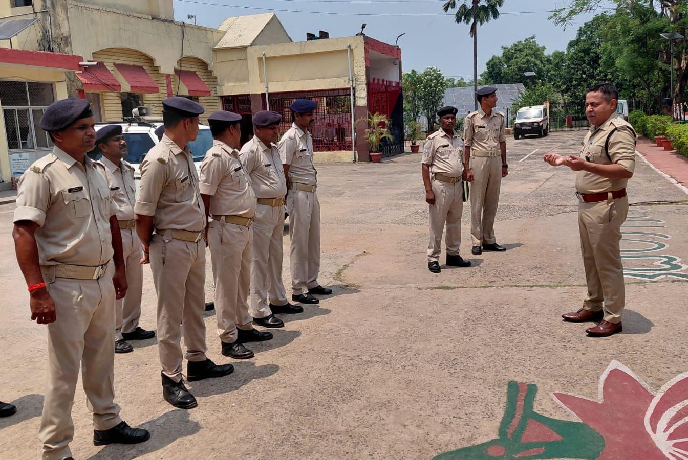 Dhanbad News : सीसीआर डीएसपी ने मंडल कारा की सुरक्षा का लिया जायजा, पुलिस अधिकारियों को दिए निर्देश