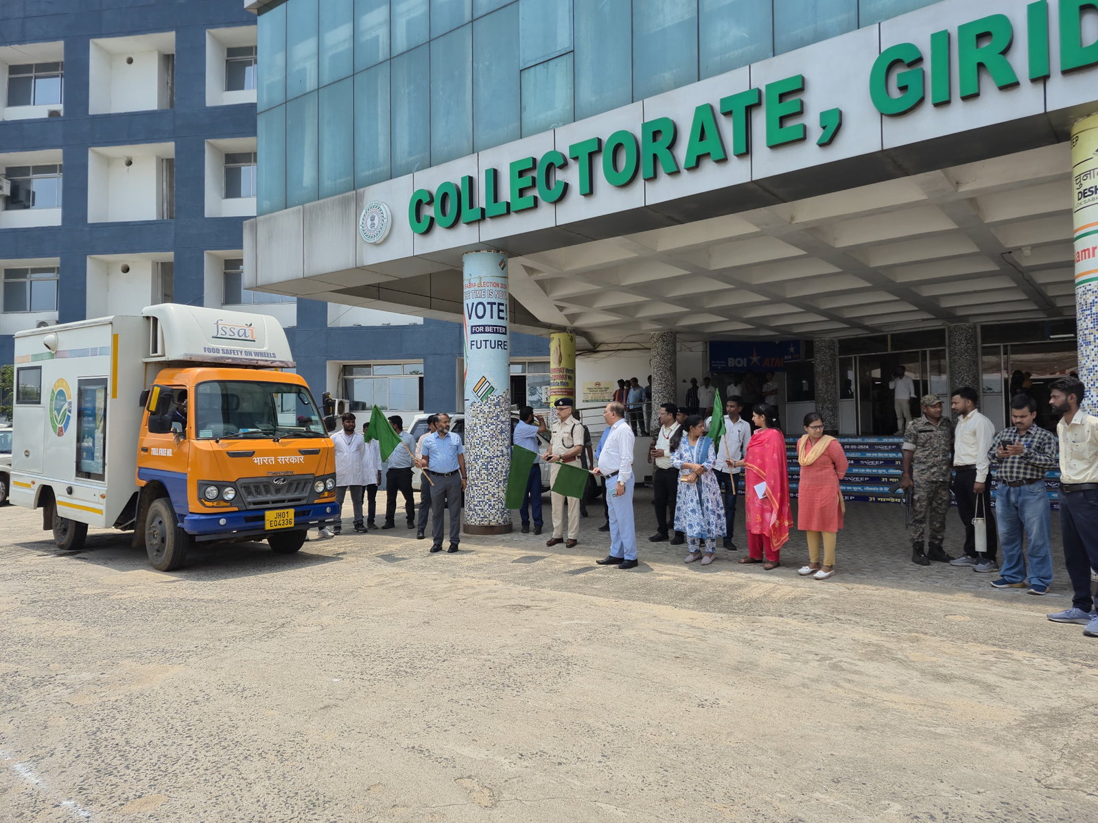 Giridih News : डीसी ने फूड सेफ्टी वाहन को किया रवाना, ठेलों पर बिकने वाले खाद्य पदार्थों की करेगा जांच