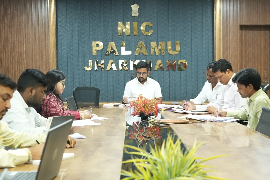 Palamu News : पेयजल योजनाओं को समय पर पूरा करें, वर्ना होगी कार्रवाई- डीसी