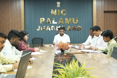 Palamu News : पेयजल योजनाओं को समय पर पूरा करें, वर्ना होगी कार्रवाई- डीसी