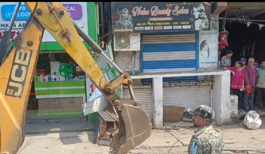 Saraikela News : आदित्यपुर में फिर चला अतिक्रमण हटाओ अभियान, अवैध निर्माण व चबूतरे ध्वस्त