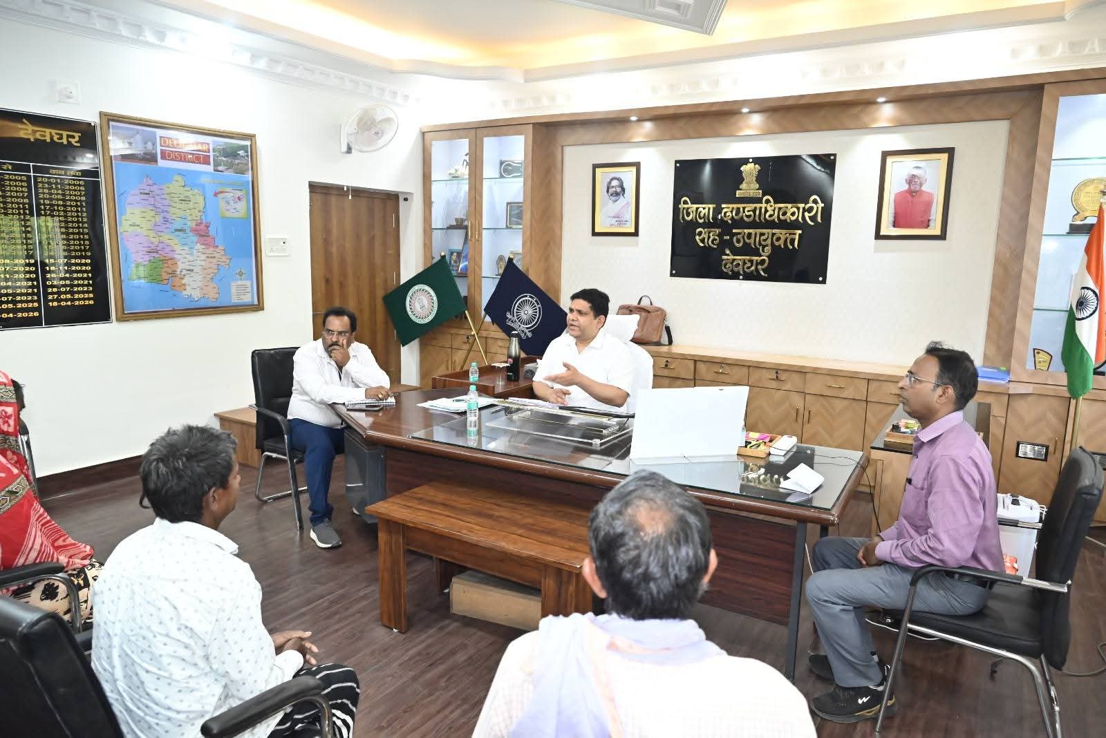 Deoghar News : डीसी ने जनता दरबार में सुनी फरियाद, भू-अर्जन व पेंशन मामलों के जल्द निष्पादन का निर्देश