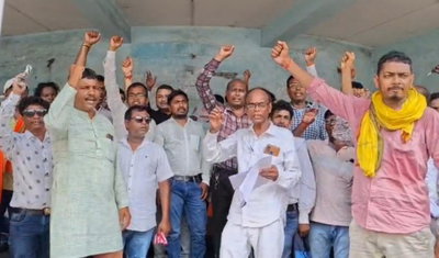 Dhanbad News : डिजिटल पंचायत प्रज्ञा केंद्र संचालकों ने मांगों को लेकर दिया धरना