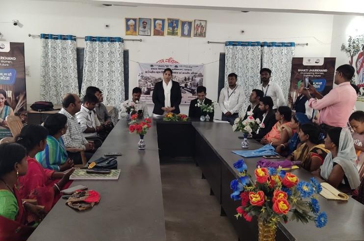 Dhanbad News : आमटाल में विधिक जागरूकता शिविर, ग्रामीणों को बताए गए कानूनी अधिकार