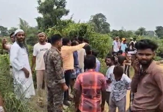 Dhanbad News : लापता युवक का शव पेड़ से लटका मिला, परिजनों ने जताई हत्या की आशंका