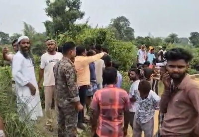 Dhanbad News : लापता युवक का शव पेड़ से लटका मिला, परिजनों ने जताई हत्या की आशंका