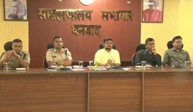 Dhanbad News : सड़क हादसों पर रोक लगाने की कबायद, अवैध कट होंगे बंद, वाहन जांच अभियान होगा तेज