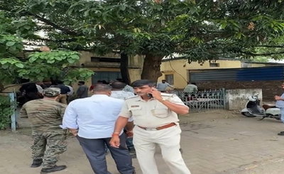 Jamshedpur News : टाटा स्टील के क्वार्टर से अवैध कब्जा हटाने गई टीम का विरोध, ट्रैफिक एएसआई पर लगे आरोप