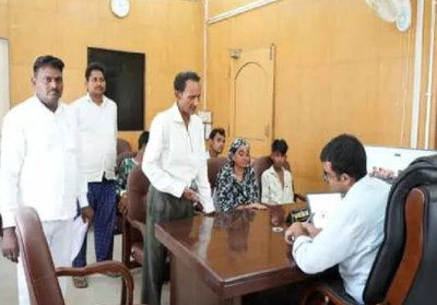Saraikela News : डीसी ने जनता दरबार में सुनीं लोगों की समस्याएं, अधिकारियों को त्वरित समाधान का निर्देश