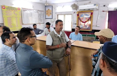 Dhanbad News : डीआरएम ने बरवाडीह समेत कई रेलवे स्टेशनों का किया निरीक्षण