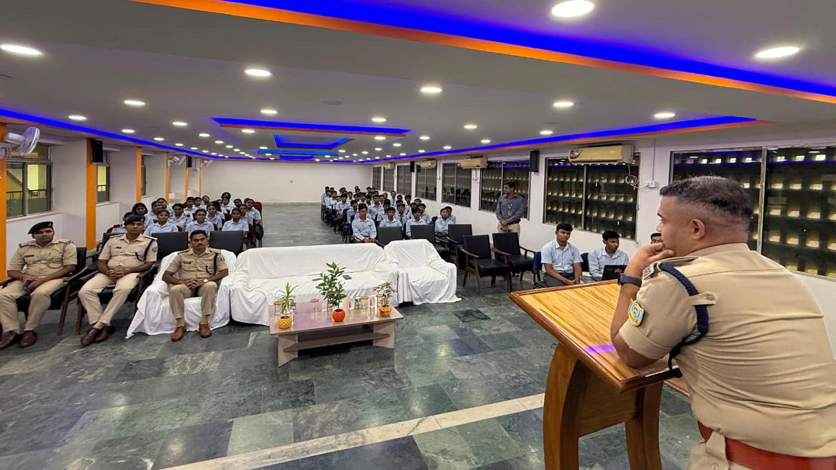 Dhanbad News : DAV कोयला नगर में साइबर सुरक्षा पाठशाला, ग्रामीण SP ने छात्रों को दिए टिप्स