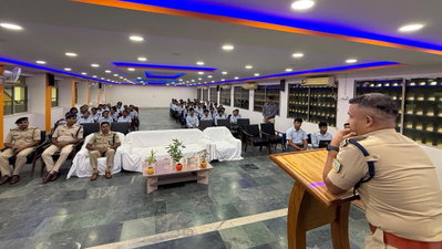 Dhanbad News : DAV कोयला नगर में साइबर सुरक्षा पाठशाला, ग्रामीण SP ने छात्रों को दिए टिप्स