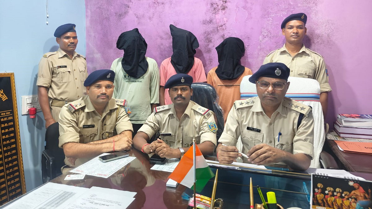 Simdega News : अवैध बालू लदे ट्रैक्टर से पुलिसकर्मी के कुचलने के मामले में 3 आरोपी गिरफ्तार