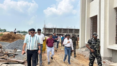 Latehar News : छात्रावास निर्माण में देरी पर भड़के डीसी, संवेदक को ब्लैकलिस्ट करने का निर्देश