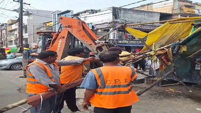 Ramgarh News : प्रशासन ने सुभाष चौक से हटाया अतिक्रमण, अवैध दुकानें ध्वस्त