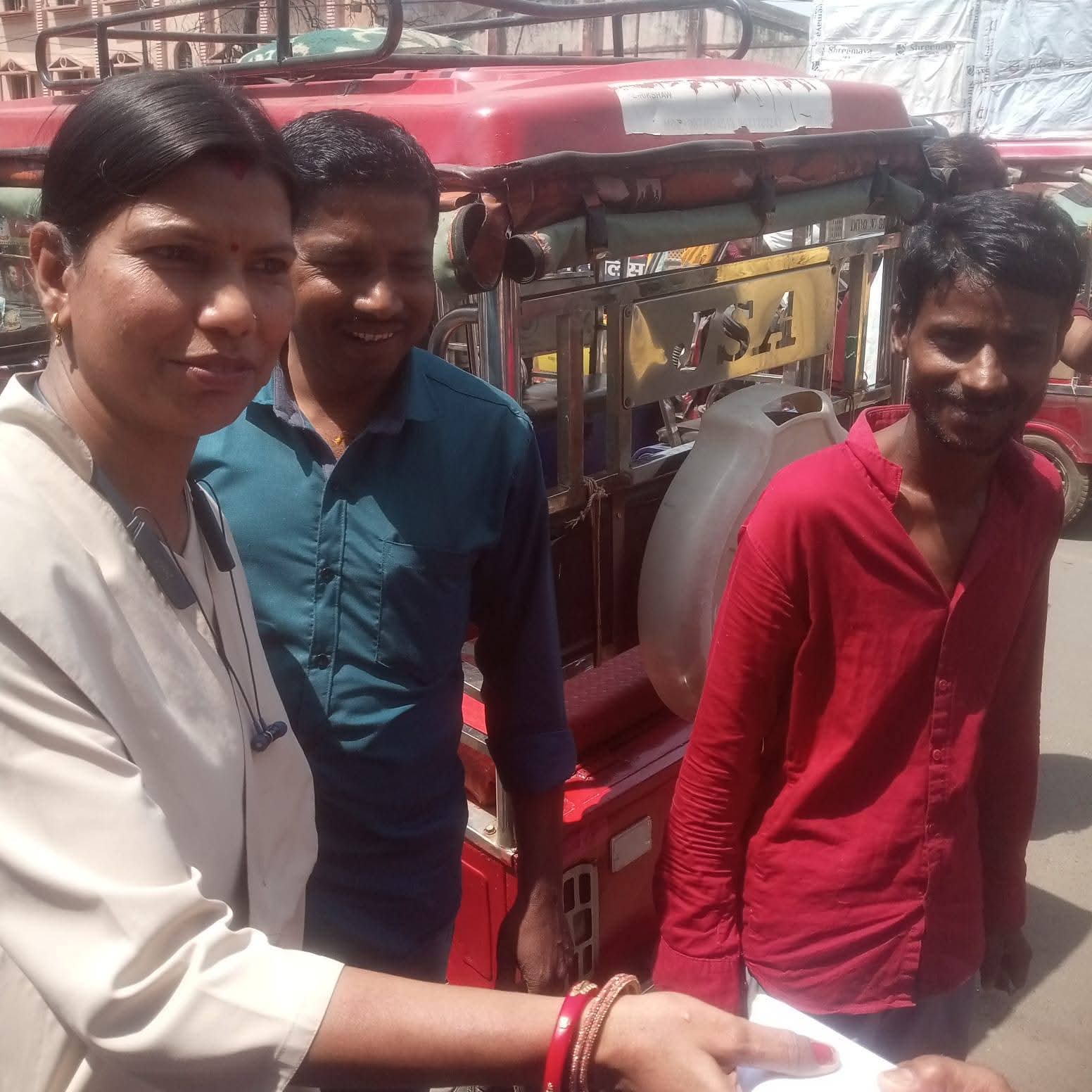 देवघरः महिला पुलिसकर्मी की ईमानदारी, टोटो में मिला रुपयों का पैकेट उसके मालिक को लौटाया